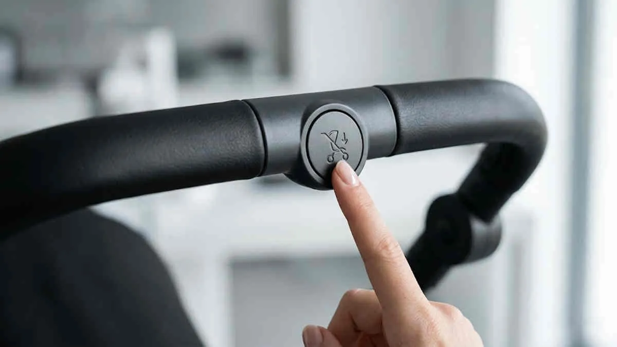 22kg stroller wholesale function: close-up of parent handle showing the central one-touch auto-fold button with a clear folding icon.